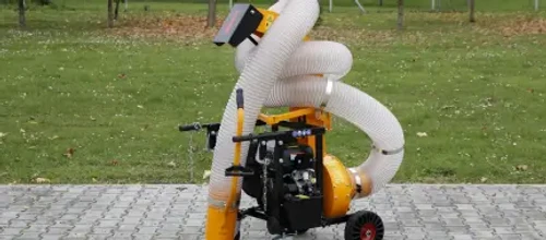 שואב עלים מקצועי LASKI VD 405 – מבט אחורי על המכונה עם צינור שאיבה גמיש, מנוע בנזין וגלגלי שינוע