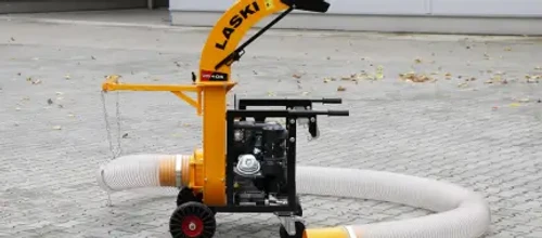 שואב עלים תעשייתי LASKI VD 405 – מבט צד המציג את צינור השאיבה באורך 6 מטרים, ארובת הפליטה ומבנה המכונה הנייד