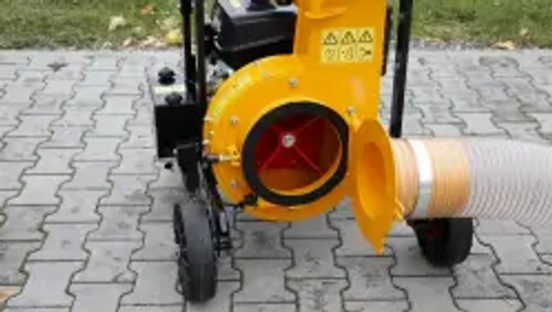 שואב עלים תעשייתי LASKI VD 405 – תקריב פתח השאיבה עם מכסה פתוח, בית המפוח וחיבור צינור השאיבה הגמיש