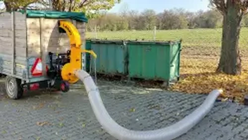 שואב עלים מקצועי LASKI VD 405 – שאיבת עלים באמצעות צינור גמיש ארוך ופינוי הפסולת הצמחית ישירות לנגרר איסוף