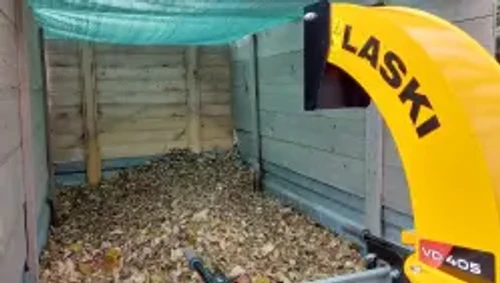 שואב עלים תעשייתי LASKI VD 405 – ארובת פליטה המכוונת את העלים הנשאבּים אל תוך מכל איסוף גדול המיועד לפינוי גזם