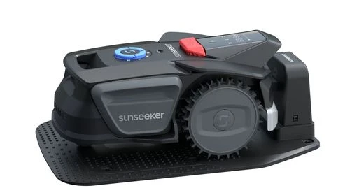 מכסחת דשא רובוטית SUNSEEKER V1 – מבט צד על הרובוט עם גלגל הנעה, לוח בקרה עליון ועיצוב קומפקטי בגוון שחור ואפור