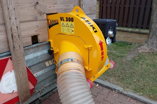 שואב עלים מקצועי LASKI VL 300 – מבט מקרוב על גוף השאיבה המותקן על דופן נגרר, עם צינור שאיבה בקוטר 180 מ