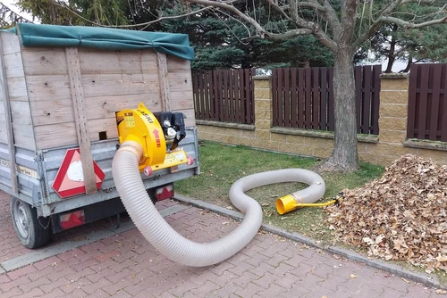 שואב עלים תעשייתי LASKI VL 300 – שאיבת ערמת עלים באמצעות צינור גמיש ופינוי הפסולת הצמחית ישירות לנגרר איסוף