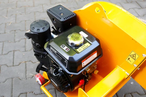 שואב עלים תעשייתי LASKI VL 300 – תקריב מנוע בנזין Kohler Command CH270 בהספק 7 כ