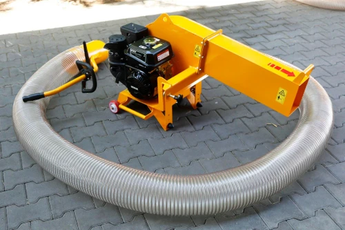 שואב עלים מקצועי LASKI VL 300 – מבט אחורי על המכונה עם מנוע Kohler, ארובת פליטה וצינור שאיבה גמיש באורך 6 מטרים