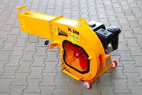 שואב עלים תעשייתי LASKI VL 300 – מבט קדמי על בית השאיבה הפתוח המציג רוטור בעל ארבע כנפיים וארובת פליטה צהובה