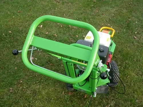מכרסמת עצים LASKI F 360 SW במבט על, ידית הפעלה ארגונומית ומנגנוני שליטה לתפעול המכונה