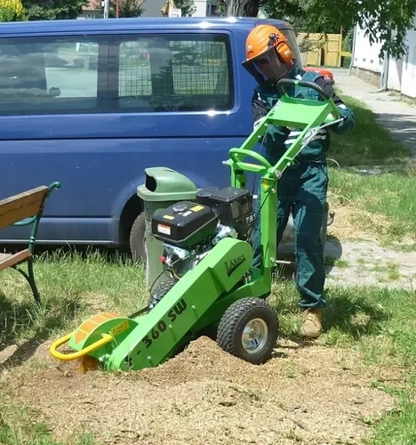 מכרסמת גדמים מקצועית LASKI F 360 SW בפעולת כרסום גדם עץ בשטח באמצעות מנוע בנזין Honda