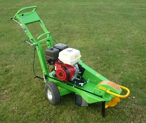 מכרסמת גדמים מקצועית LASKI F 360 SW במבט אלכסוני, מנוע Honda GX390, ידית הפעלה ודיסק כרסום קדמי