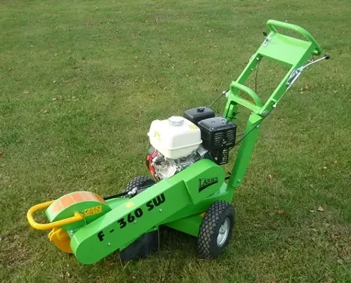מכרסמת עצים בנזין LASKI F 360 SW במבט צד, שלדה ירוקה, גלגלי שטח ומערכת כרסום קדמית