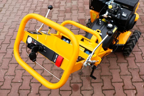 מכרסמת עצים LASKI F460EI HD במבט על, לוח פיקוד עם מתג התנעה, מפסק בטיחות וידיות שליטה לנסיעה ולכרסום