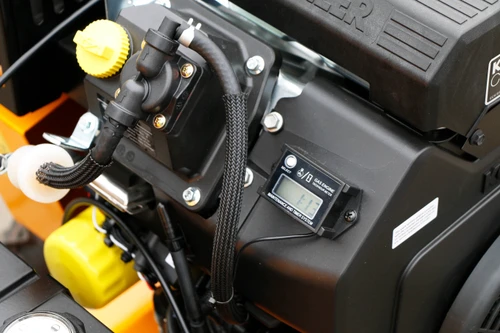 תקריב מנוע Kohler ECH730 EFI של מכרסמת גדמים LASKI F460EI HD, מערכת הזרקת דלק אלקטרונית וצג דיגיטלי למעקב אחר שעות העבודה