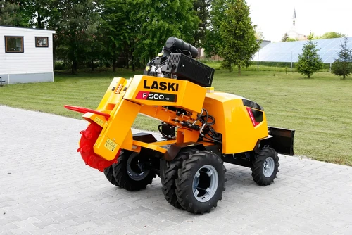 מכרסמת עצים LASKI F 500 HR במבט צד קדמי, ראש כרסום עם שיני חיתוך, מנוע בנזין Kohler ומערכת נסיעה הידראולית עם גלגלים כפולים