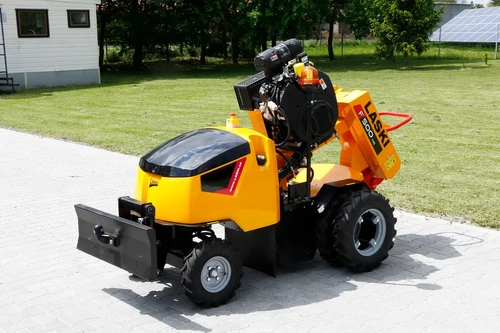 גרינדר גדמים מקצועי LASKI F 500 HR במבט אחורי, להב פינוי קדמי, מערכת גלגלים הידראולית, מנוע Kohler ופנס אזהרה כתום