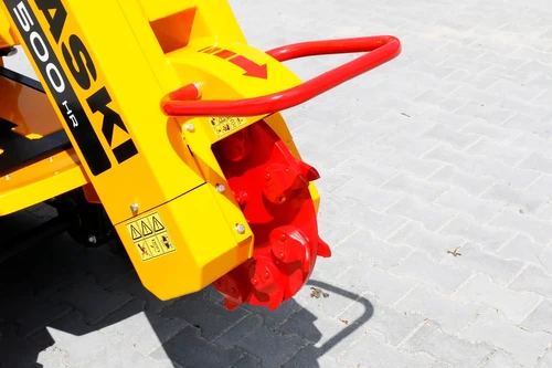 תקריב ראש הכרסום של גרינדר גדמים LASKI F 500 HR, דיסק כרסום אדום בקוטר 510 מ