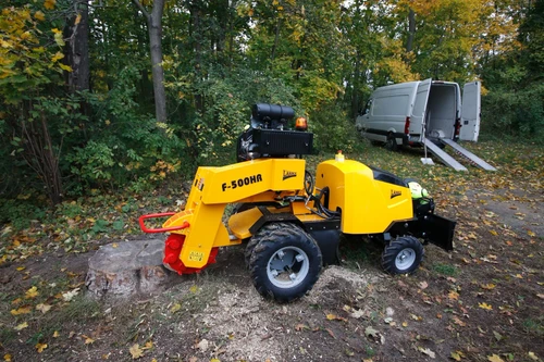 מכרסמת עצים LASKI F 500 HR במהלך כרסום גדם עץ בשטח מיוער, עם ראש כרסום קדמי, מנוע Kohler ומערכת נסיעה הידראולית