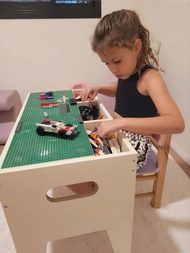 שולחן וכיסא לפעילות ויצירה מעץ לילדים עם משטח הרכבה ותאי אחסון מובנים
