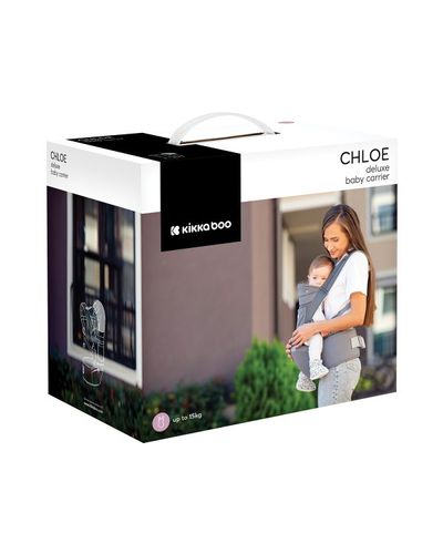 אריזת המוצר של מנשא Chloe deluxe, מציגה תמונה של אישה עם תינוק במנשא.