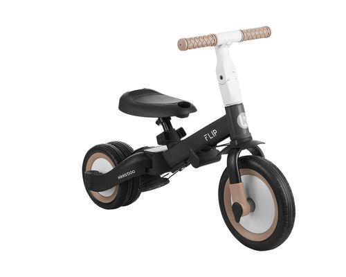 אופני איזון Flip שחורים, תצורה עם גלגלים אחוריים צמודים, מבט קדמי-צידי.