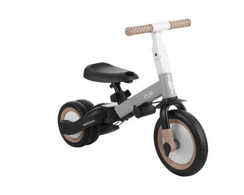 תלת אופן Flip אפור בתצורת אופני איזון עם גלגלים אחוריים כפולים ודוושות מקופלות.