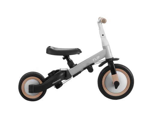 תלת אופן Flip אפור במצב אופני איזון, ללא מוט דחיפה, עם דוושות קדמיות.