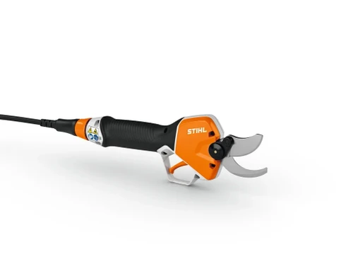 מזמרה נטענת STIHL ASA 140 במבט צד, עם להבי חיתוך פתוחים, ידית אחיזה ארגונומית והדק לשליטה מדויקת בגיזום ענפים