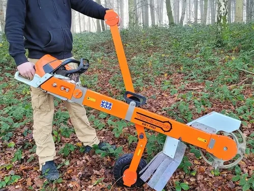 מכרסמת גדמים ניידת TERMINATOR עם מנוע בנזין STIHL, רגל תמיכה וגלגל שינוע לצד מפעיל בשטח מיוער