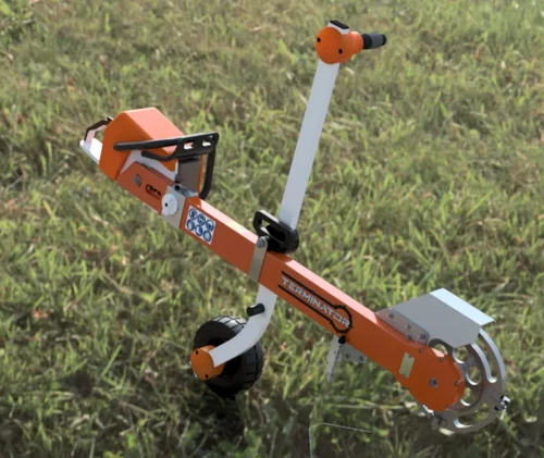 מכרסמת עצים TERMINATOR Pro 800 במבט צד עם דיסק כרסום, מגן בטיחות, ידית אחיזה וגלגל לתנועה נוחה בגינה