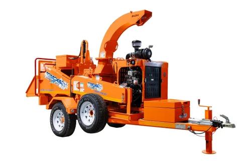 מרסקת גזם נגררת TOMCAT CHIPPERS 4200 AFE עם מנוע דיזל Perkins, מבט צד המציג את מערכת ההזנה, הגלגלים ותעלת פליטת הגזם