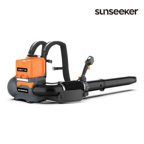 מפוח עלים נטען מקצועי Sunseeker DB715 במתח 60V, מבט אלכסוני המציג את גוף המפוח הגבי, רתמות הנשיאה, ידית השליטה וצינור הנשיפה
