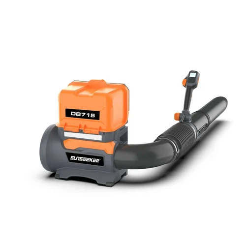 מפוח עלים נטען מקצועי Sunseeker DB715 במתח 60V, מבט קדמי אלכסוני המציג את גוף המפוח הכתום, צינור הנשיפה וידית השליטה עם הצג הדיגיטלי