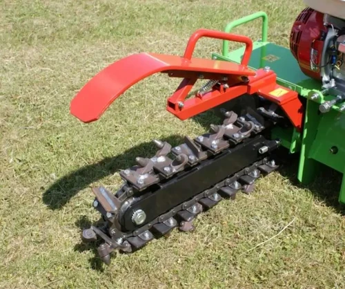 תקריב מנגנון החפירה של מתעל LASKI TR50/6.5 המציג שרשרת חפירה עם שיני חיתוך, זרוע חפירה ומנגנון פינוי אדמה אדום