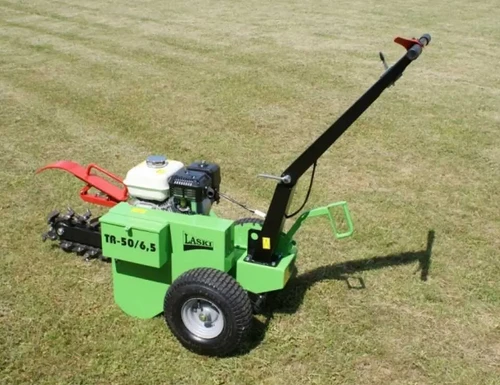 טרנצ'ר מתעל בנזין LASKI TR50/6.5 בצבע ירוק, מבט צד המציג מנוע Honda GX200, שרשרת חפירה משוננת, גלגלי שטח וידית הפעלה ארוכה ומתכווננת
