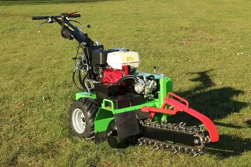 טרנצ'ר מתעל LASKI TR60/13HC בצבע ירוק בשטח מדושא, מבט צד ואחור המציג מנוע Honda, מערכת הידראולית, גלגלי שטח וזרוע חפירה עם שרשרת משוננת