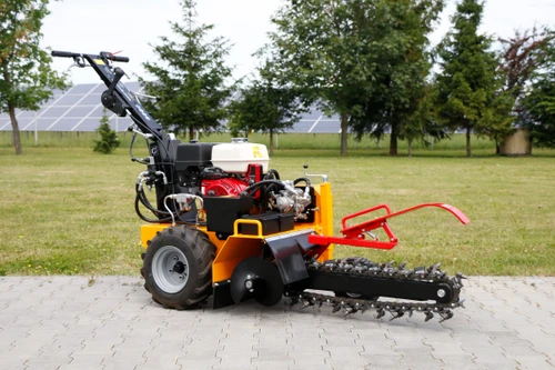טרנצ'ר מתעל LASKI TR60/13HC בצבע צהוב, מבט צד המציג מנוע Honda GX390, גלגלי שטח, מערכת נסיעה הידראולית ושרשרת חפירה משוננת