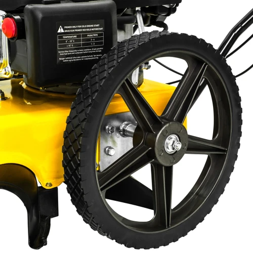 תקריב גלגל אחורי גדול של מכסחת עשבייה TEXAS Pro Trim 600 בקוטר 14 אינץ', עם צמיג בעל אחיזה משופרת, שלדת מתכת ומערכת המנוע
