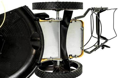 מבט על החלק התחתון של מכסחת עשבייה TEXAS Pro Trim 600, המציג את שלדת המתכת, גלגלי המכסחת, מגן ראש הכיסוח ומנגנון החיבור