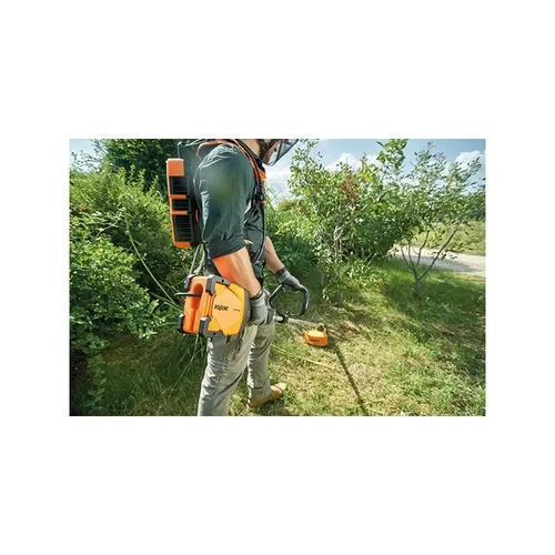 חרמש נטען מקצועי PELLENC EXCELION ALPHA בעבודת גינון עם מפעיל הנושא סוללה על גבי רתמת גב