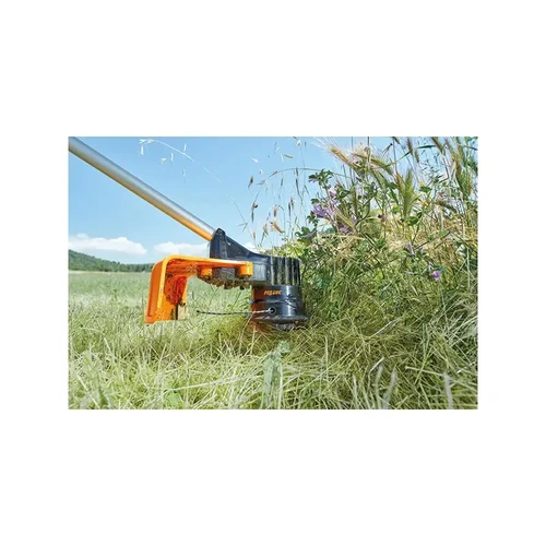 ראש כיסוח ALPHA CUT של חרמש חשמלי נטען PELLENC EXCELION ALPHA בפעולת קיצוץ דשא גבוה ועשבייה צפופה בשטח