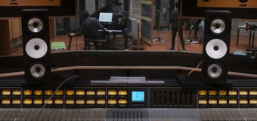 זוית נוספת Amphion Two18