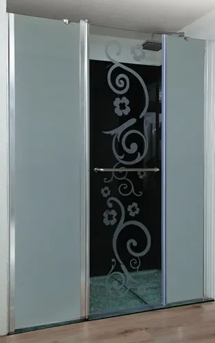 מקלחון חזית דגם אפולו מותקן על ריצוף, עם דלת זכוכית מחוסמת נפתחת החוצה עד 90 מעלות.