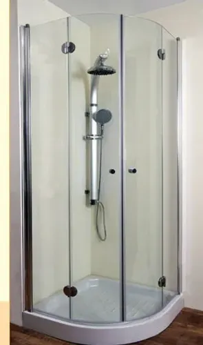 מקלחון פינתי מעוגל שטרן דגם אומגה מותקן על ריצוף, דלתות זכוכית שקופות נפתחות 180 מעלות.