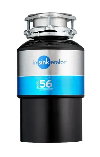 טוחן אשפה InSinkErator ISE 56 מותקן מתחת לכיור מטבח, מחובר למערכת ניקוז, עם מפסק פנאומטי מובנה.