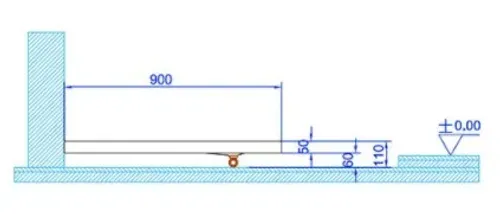 אגנית מלבנית MTI-217 בגוון לבן מותקנת על רצפת חדר אמבטיה מודרני, משתלבת עם קירות אריחים בהירים.