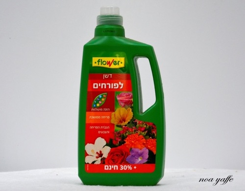 דשן לצמחים פורחים עשיר באשלגן