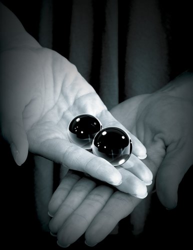 זוג ביצים סיניות מדיום מזכוכית שחורה Pipedream Benwa Ball
