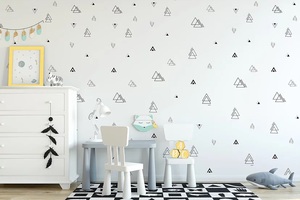 טפט מעוצב לחדר ילדים עם דבק במידה 65/300 ס"מ - משולשים שחורים
