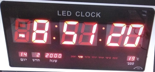 שעון לד לבית כנסת בעברית