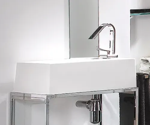 כיור רחצה בציר UGO 350 מבית מיטרני, עשוי טיטן קוורץ לבן, מתאים לעיצוב אמבטיה מודרני.